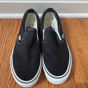 Van’s. Black. Men’s Size 7/Women’s Size 8.5. Condition is used - good.